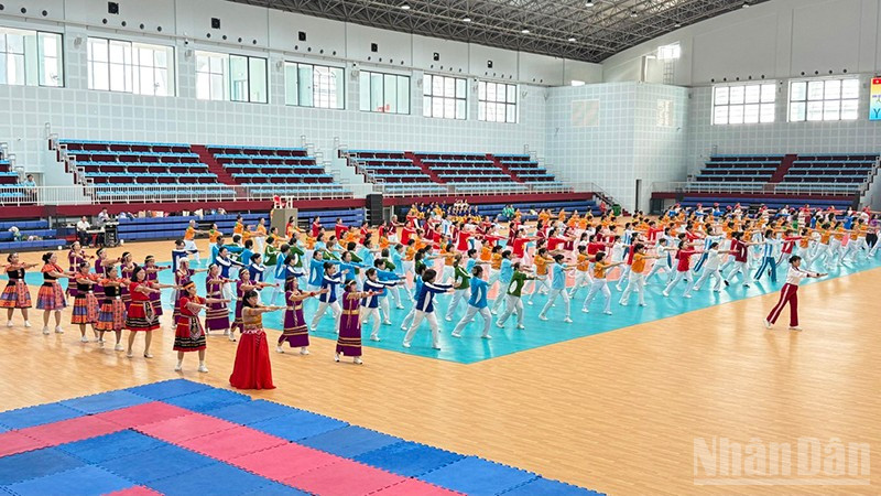 Một tiết mục đồng diễn dân vũ. 