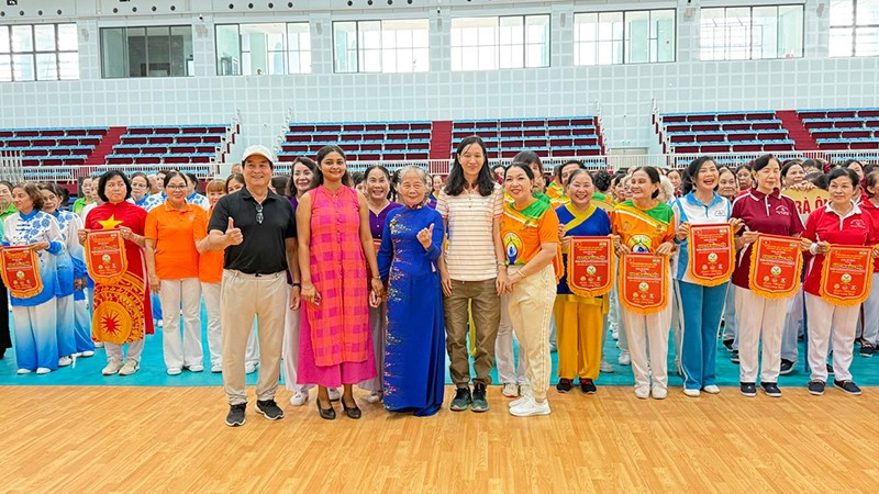 Đại diện Đại sứ quán Ấn Độ tại thành phố Hồ Chí Minh đến dự và chụp ảnh lưu niệm tại buổi đồng diễn. ndo_tr_anh-2-dai-dien-dai-su-quan-an-do-chup-hinh-luu-niem.jpg