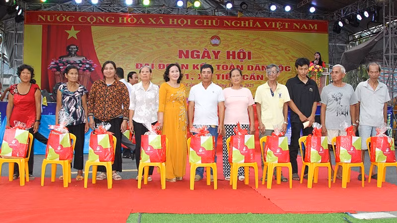 anh-3-lanh-dao-xa-cham-lo-dan.jpg