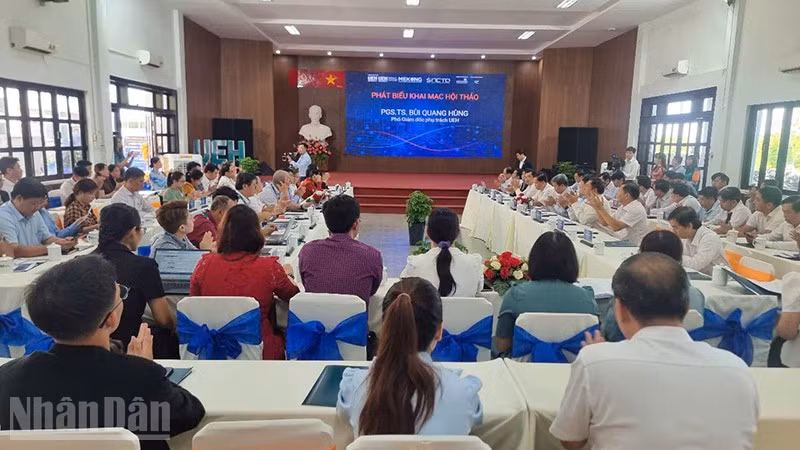 Lãnh đạo Đại học Kinh tế Thành phố Hồ Chí Minh phát biểu tại hội thảo.