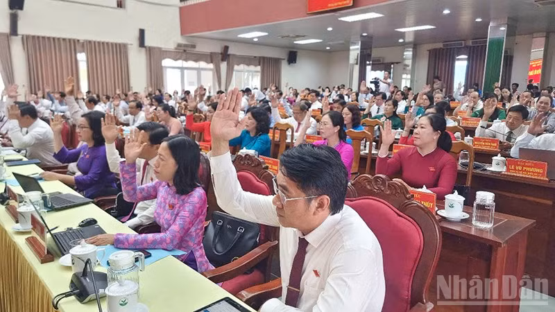 Đại biểu thông qua nghị quyết. 