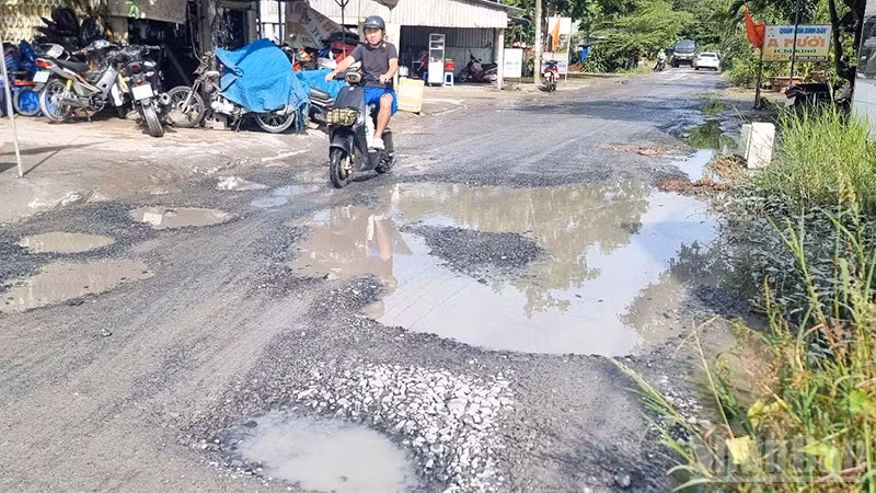 Tuyến đường H20 từ phường Thanh Đức đến xã Bình Phước bị hư hỏng nặng. 