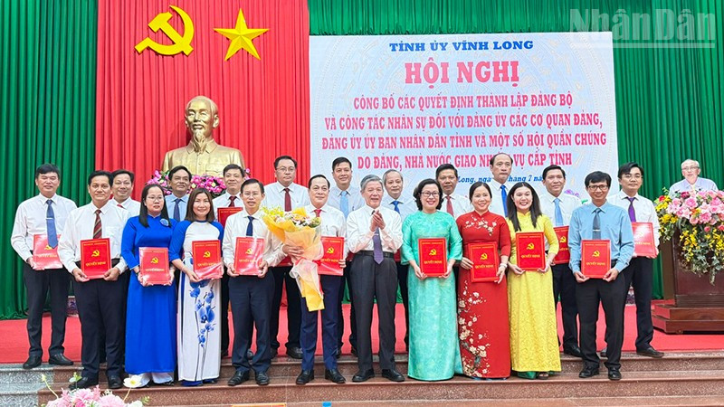 Bí thư Tỉnh ủy Vĩnh Long Ngô Chí Cường trao quyết định và tặng hoa chúc mừng Đảng ủy các cơ quan đảng Vĩnh Long. 