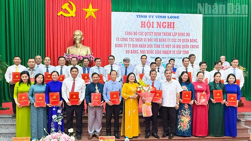 Lãnh đạo tỉnh Vĩnh Long trao quyết định và tặng hoa chúc mừng Đảng ủy Ủy ban nhân dân tỉnh Vĩnh Long. ndo_tr_anh-2-dang-uy-uy-ban-nhan-dan.jpg