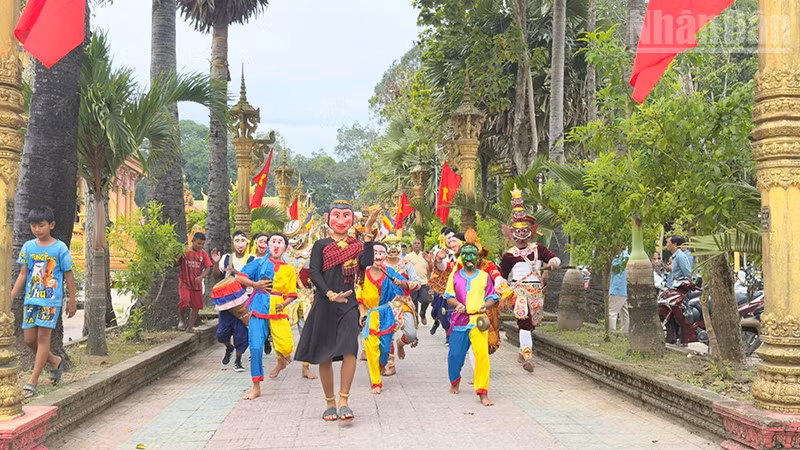 Đồng bào dân tộc Khmer Vĩnh Long vui cùng lễ hội. 
