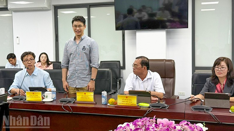 Lãnh đạo công ty phát biểu về nhu cầu đầu tư sản phẩm từ dừa tại Vĩnh Long. ndo_bl_anh-2-lanh-dao-cong-ty-phat-bieu.jpg