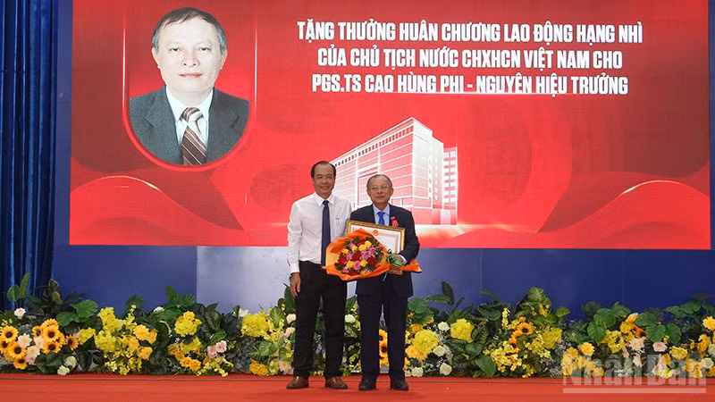 Thừa ủy quyền trao tặng Huân chương Lao động hạng Nhì của Chủ tịch nước cho Phó Giáo sư, Tiến sĩ Cao Hùng Phi, nguyên Bí thư Đảng ủy, nguyên Hiệu trưởng trường. 