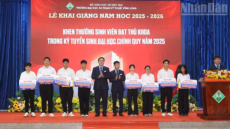 ndo_tr_anh-4-khen-thuong-sinh-viein-thu-khoa.jpg