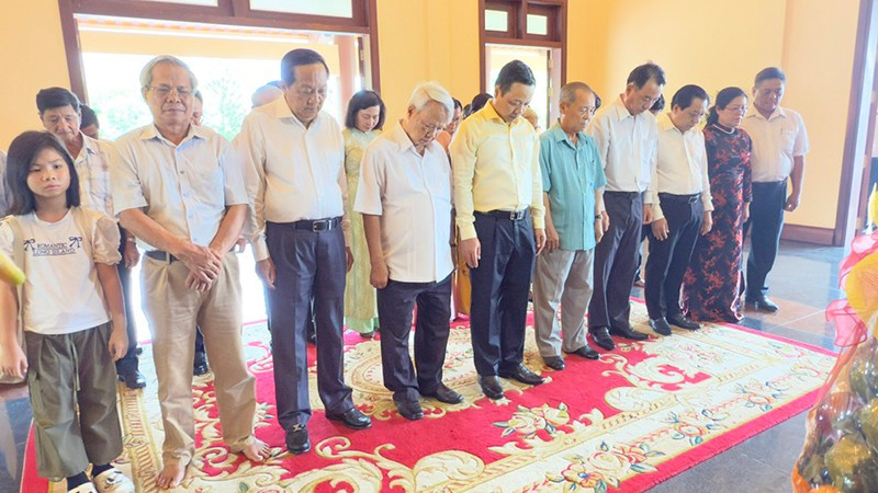 Đoàn lãnh đạo tỉnh Vĩnh Long dành phút mặc niệm tưởng nhớ Thủ tướng Chính phủ Võ Văn Kiệt. anh-2-lanh-dao-tinh-vnh-long-danh-phuc-mac-niem.jpg