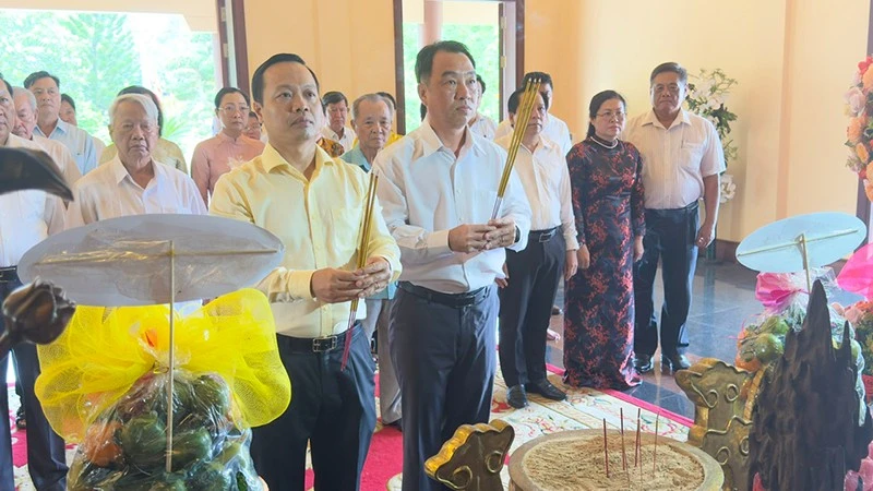 Bí thư Tỉnh ủy Vĩnh Long Trần Tiến Dũng và Chủ tịch Ủy ban nhân dân tỉnh Vĩnh Long Lữ Quang Ngời dâng hương kỷ niệm 17 năm ngày mất Thủ tướng Chính phủ Võ Văn Kiệt.