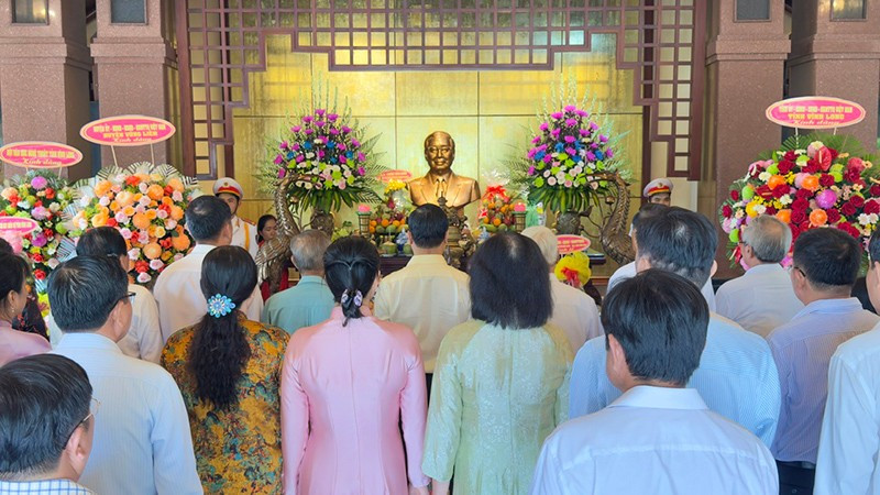 Đoàn lãnh đạo tỉnh Vĩnh Long dâng hương kỷ niệm 17 năm ngày mất Thủ tướng Chính phủ Võ Văn Kiệt. anh-3-lanh-dao-tinh-vinh-long-dang-huong.jpg