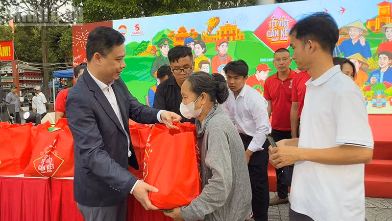 Phó Trưởng Ban Công tác xã hội Ủy ban Trung ương Mặt trận Tổ quốc Việt Nam Lò Trung Kiên trao quà cho bà con Vĩnh Long. 