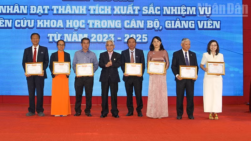 Khen thưởng cho các tập thể và cá nhân hoàn thành xuất sắc nhiệm vụ nghiên cứu khoa học. 
