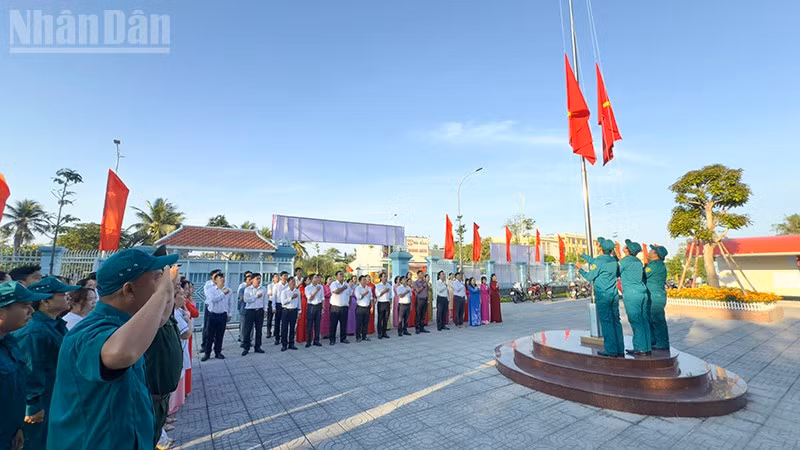 Nghi thức chào cờ và hát Quốc ca ở phường Long Châu, tỉnh Vĩnh Long. 