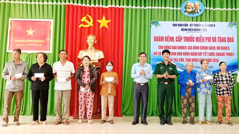 Trao quà cho các hộ dân ở xã Trà Côn. 