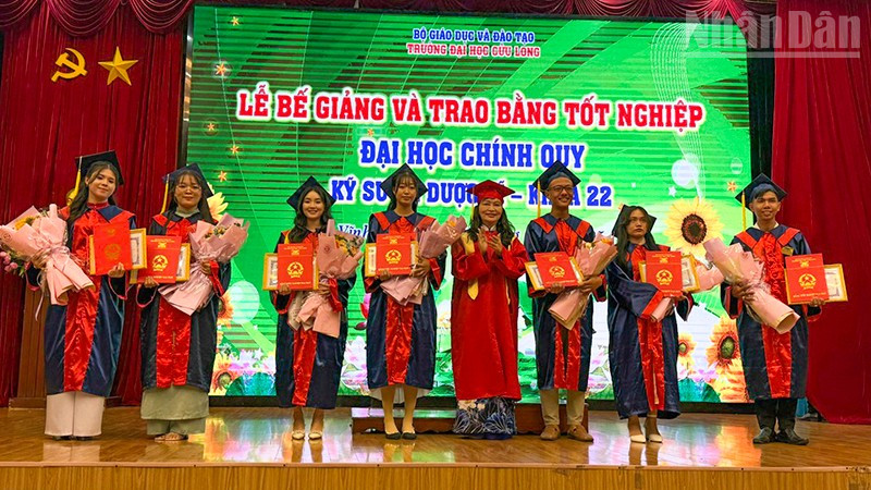 Nhà trường khen thưởng cho những sinh viên đạt tốt nghiệp loại xuất sắc. 