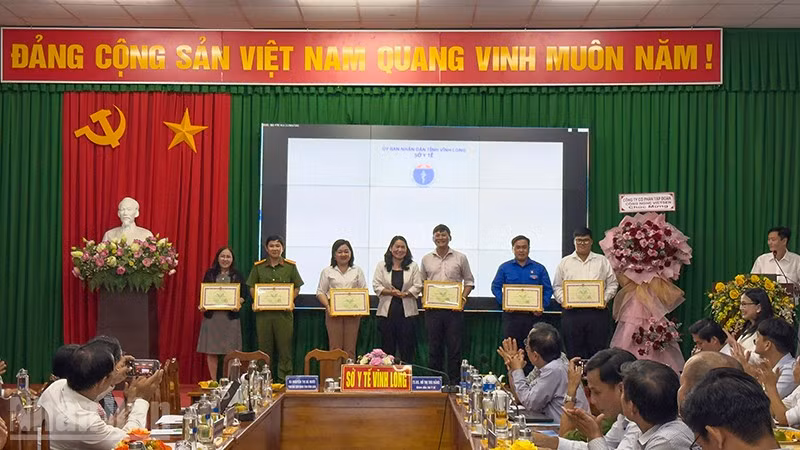 Lãnh đạo tỉnh Vĩnh Long trao Bằng khen cho tập thể và cá nhân có thành tích xuất sắc trong việc phối hợp triển khai bệnh án điện tử ngành y tế. 