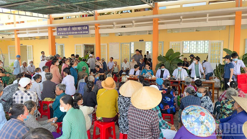 Đông đảo người dân đến khám bệnh miễn phí sáng 7/6. ndo_br_anh-2-dong-dao-nguoi-dan-den-kham-benh.jpg