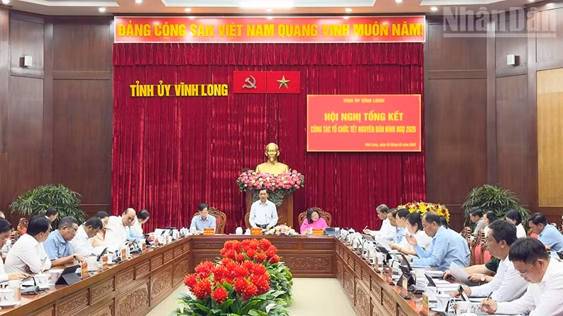 Bí thư Tỉnh ủy Vĩnh Long Trần Văn Lâu phát biểu tại hội nghị. 