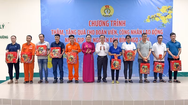 anh-7-tang-qua-cong-nhan-lao-dong.jpg