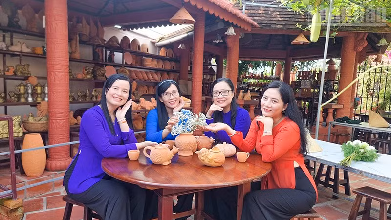 Gốm đỏ là một trong những sản phẩm đặc trưng của tỉnh Vĩnh Long. 