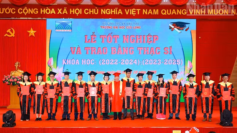 Ban Giám hiệu Trường đại học Cửu Long trao bằng tốt nghiệp cho các tân thạc sĩ. 