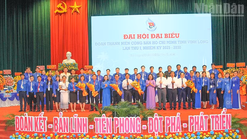 Lãnh đạo tỉnh Vĩnh Long chúc mừng Ban Chấp hành mới nhiệm kỳ 2025-2030. 