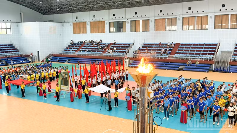 Quang cảnh lễ khai mạc Đại hội Thể dục thể thao công nhân viên chức, lao động tỉnh Vĩnh Long lần thứ nhất.