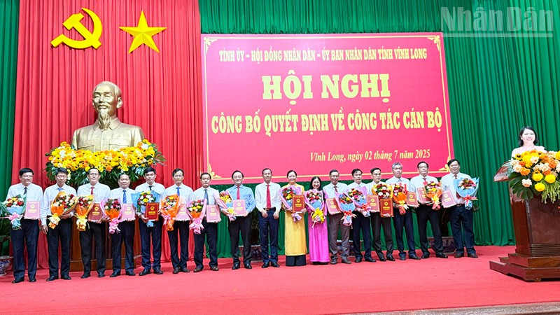 Trao quyết định cho lãnh đạo Sở Khoa học và Công nghệ tỉnh Vĩnh Long. ndo_tr_anh-3-cong-bo-quyet-dinh.jpg