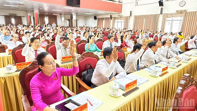 Đại biểu biểu quyết thông qua các tờ trình, nghị quyết. 