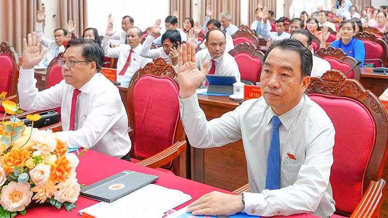 Đại biểu biểu quyết thông qua Nghị quyết tại kỳ họp.