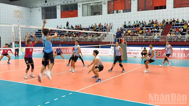 Tranh tài giữa 2 đội Vĩnh Long và Thành phố Hồ Chí Minh. 