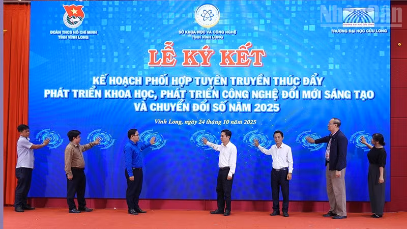 Đại biểu thực hiện nghi thức bấm nút để phát động triển khai chương trình. 