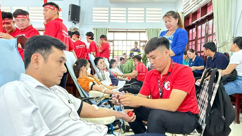 Hiến máu tình nguyện tại buổi lễ sáng 18/6. ndo_c_anh-3-hien-mau-tinh-nguyen-tai-buoi-le-sang-18-6.jpg