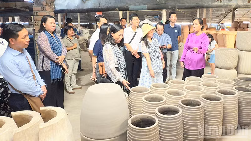 ndo_br_anh-6-dai-bieu-tham-quan-co-so-san-xuat-gom-o-vinh-long.jpg