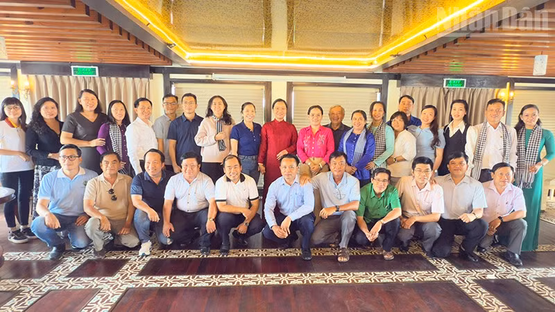 ndo_tr_anh-3-dai-bieu-du-toa-dam-chup-hinh-luu-niem-tren-tau-la-ma.jpg