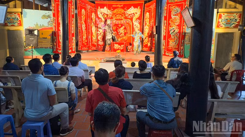 ndo_br_anh-5-dai-bieu-xem-bieu-dien-hat-boi-tai-cong-than-mieu-vinh-long.jpg
