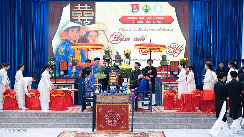 Sinh viên tái hiện đám cưới Nam Kỳ xưa. 