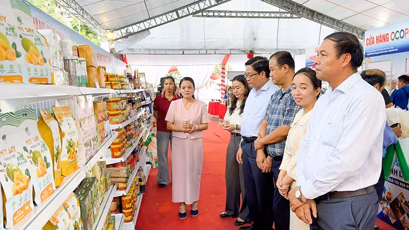 Trưng bày sản phẩm OCOP. 