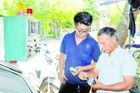Ông Lê Thêm (bên phải) cùng cộng sự nghiên cứu sáng chế sản phẩm mới.
