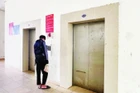Một thang máy tại tòa nhà CT1-B hư hỏng.