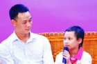 Lê Hà Minh Anh và bố em, người đồng hành cùng cô bé trong những ngày chiến đấu với căn bệnh ung thư.
