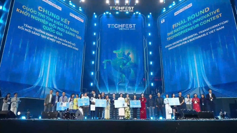 Hadiah juara kedua diraih oleh tim Volterra. giap-nhat-3030.jpg