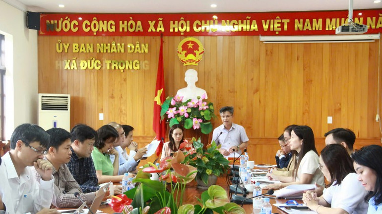 លោក Tran Van Hai អនុប្រធានគណៈកម្មាធិការប្រជាជនឃុំ នាយកមជ្ឈមណ្ឌលសេវារដ្ឋបាលសាធារណៈឃុំ Duc Trong បានរាយការណ៍នៅក្នុងកិច្ចប្រជុំ។ (រូបថត៖ MAI HA) ld-3-5442.jpg