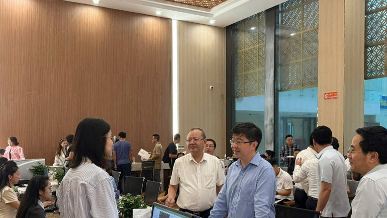 Thứ trưởng Bùi Hoàng Phương làm việc với Trung tâm Phục vụ hành chính công thành phố Hà Nội chi nhánh số 8. (Ảnh: MAI HÀ) hn-260.jpg