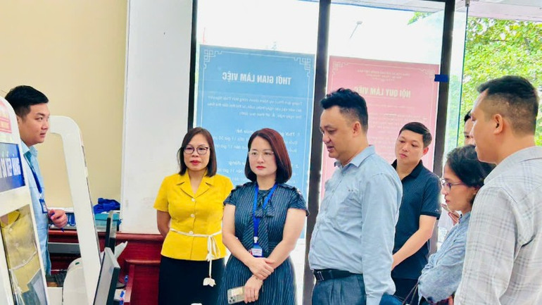 Đoàn công tác của Bộ Khoa học và Công nghệ làm việc tại Trung tâm phục vụ hành chính công tỉnh Thái Nguyên. (Ảnh: MAI HÀ) thai-nguyen-1-3058.jpg
