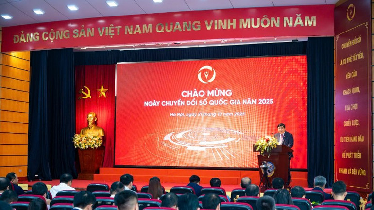A 2025-ös Nemzeti Digitális Átalakulás Napja alkalmából szervezett program áttekintése. (Fotó: BICH LIEN) toan-canh-5029.jpg