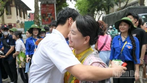 Một thí sinh ôm chầm mẹ sau khi kết thúc buổi thi. (Ảnh: THẾ ĐẠI)