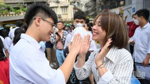 Thí sinh chia sẻ niềm vui với mẹ sau khi hoàn thành tốt bài thi Ngữ văn. (Ảnh: THẾ ĐẠI)