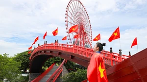 Sắc đỏ ngập tràn tại nhiều điểm đến.